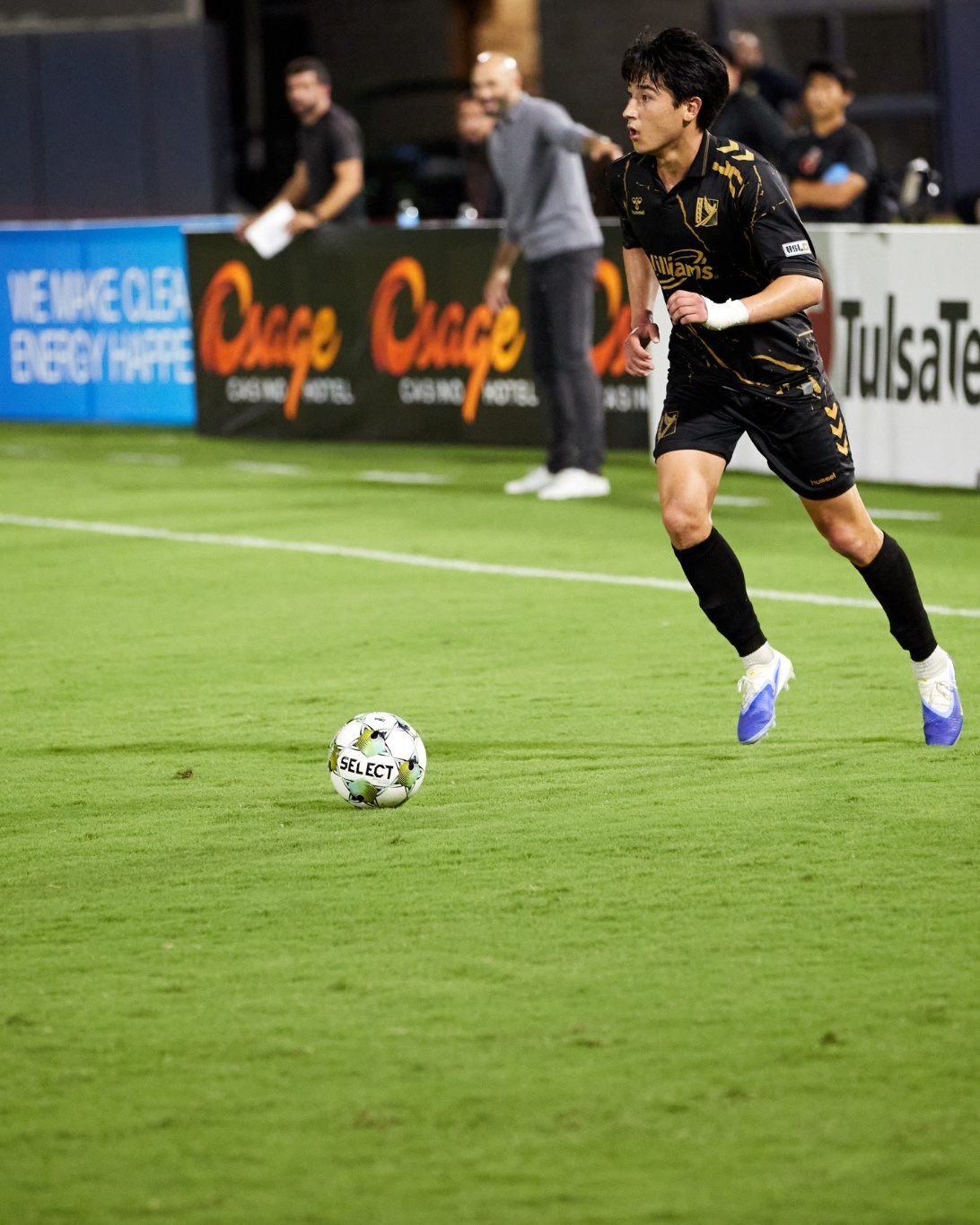 Owen Damm tracking the ball during a professional soccer match